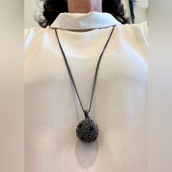 Round Pendant Necklace of Oxidized Silver and Black Onyx - Picture 15 of 16